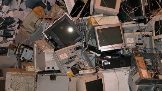 Pesquisa inédita aponta que 87% dos brasileiros já ouviram falar em lixo eletrônico, mas muitos não sabem o que é