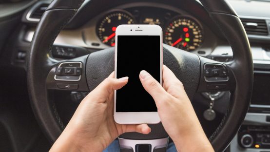 Usa o celular no carro? Saiba como fazer a bateria durar mais