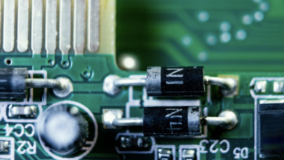 Qual a diferença entre equipamentos elétricos e eletrônicos?  